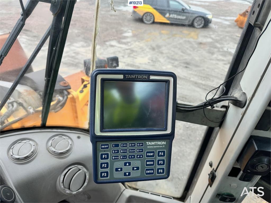 Volvo L220F Wheel loader w/ Bucket, scale and printer.