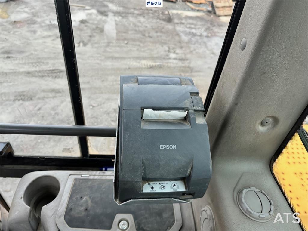 Volvo L220F Wheel loader w/ Bucket, scale and printer.