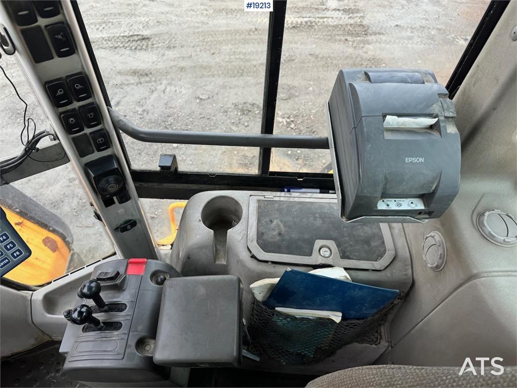 Volvo L220F Wheel loader w/ Bucket, scale and printer.