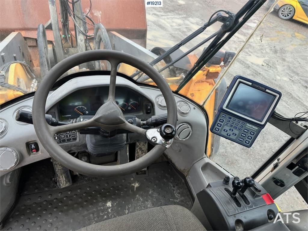 Volvo L220F Wheel loader w/ Bucket, scale and printer.
