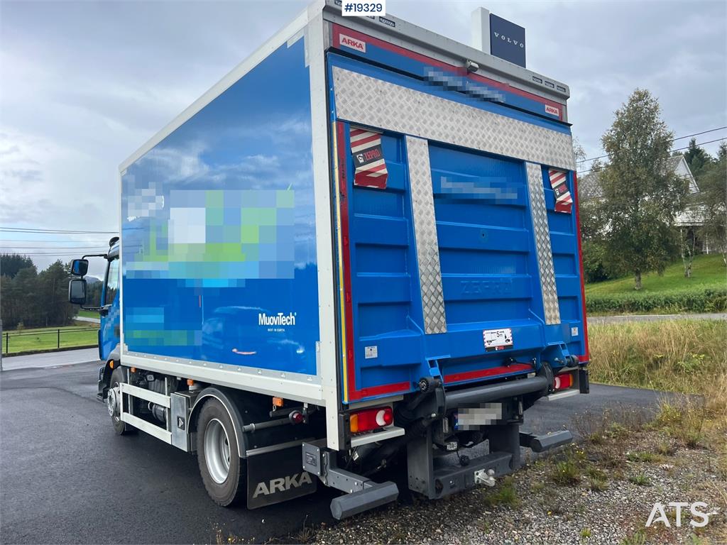 Volvo FL250 4x2 box truck w/ lift