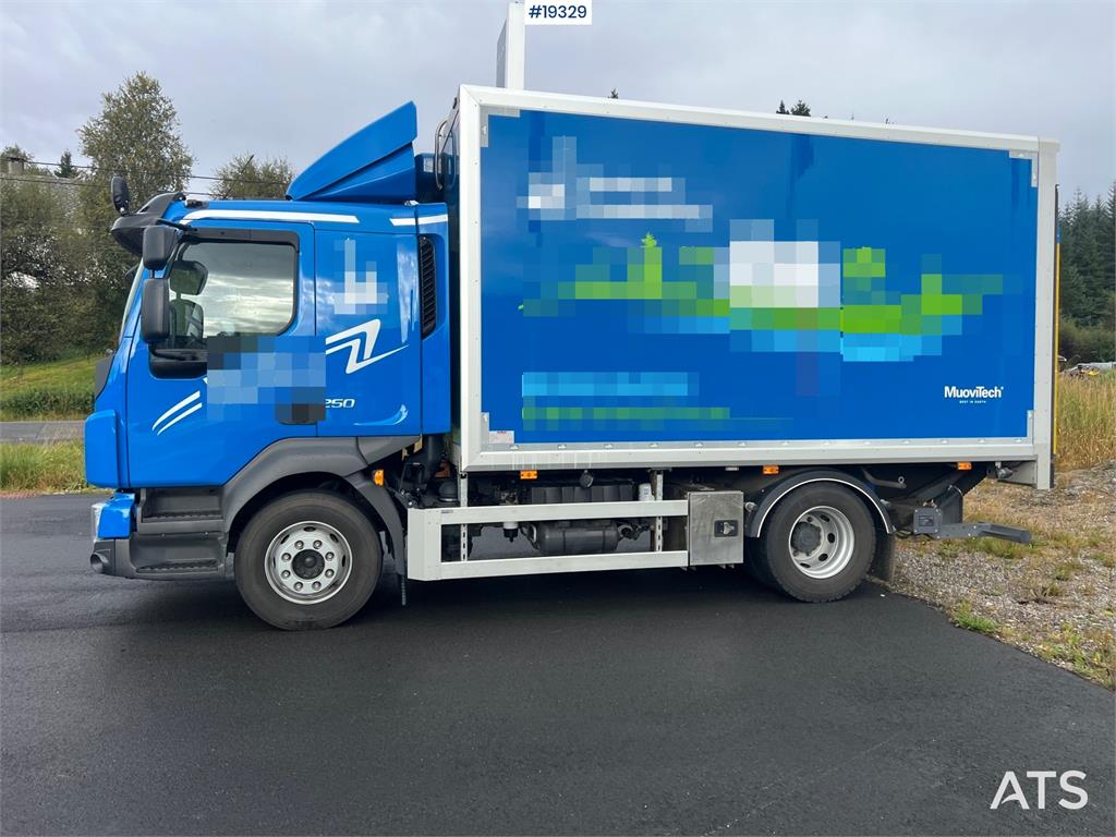 Volvo FL250 4x2 box truck w/ lift