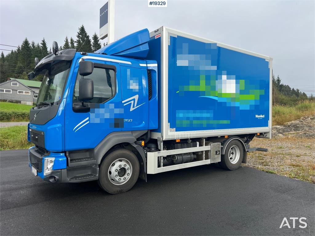 Volvo FL250 4x2 box truck w/ lift