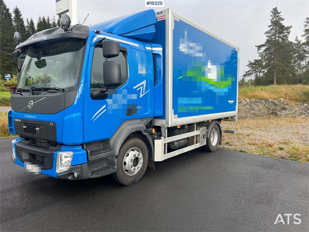 Volvo FL250 4x2 box truck w/ lift