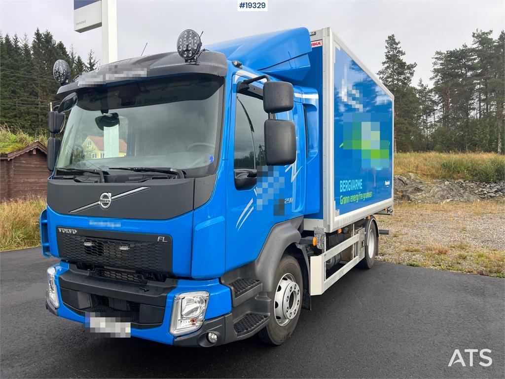 Volvo FL250 4x2 box truck w/ lift