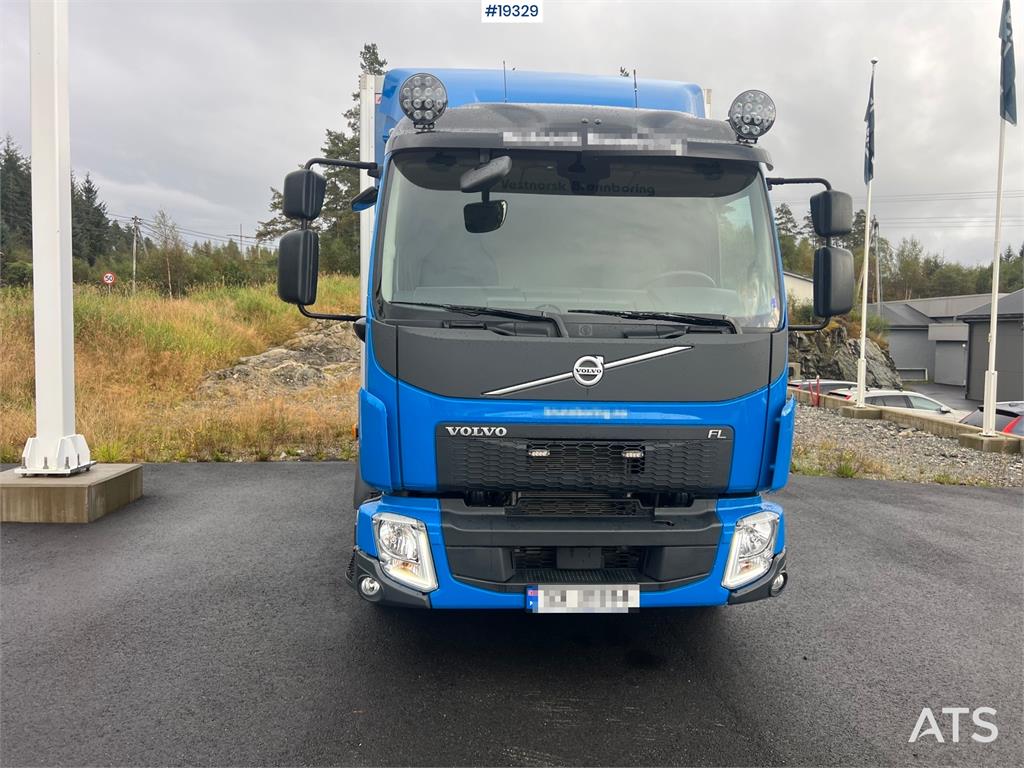 Volvo FL250 4x2 box truck w/ lift