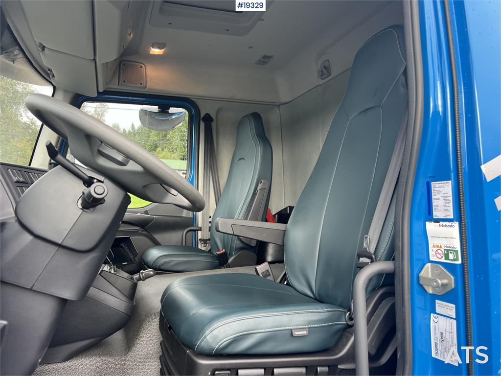 Volvo FL250 4x2 box truck w/ lift