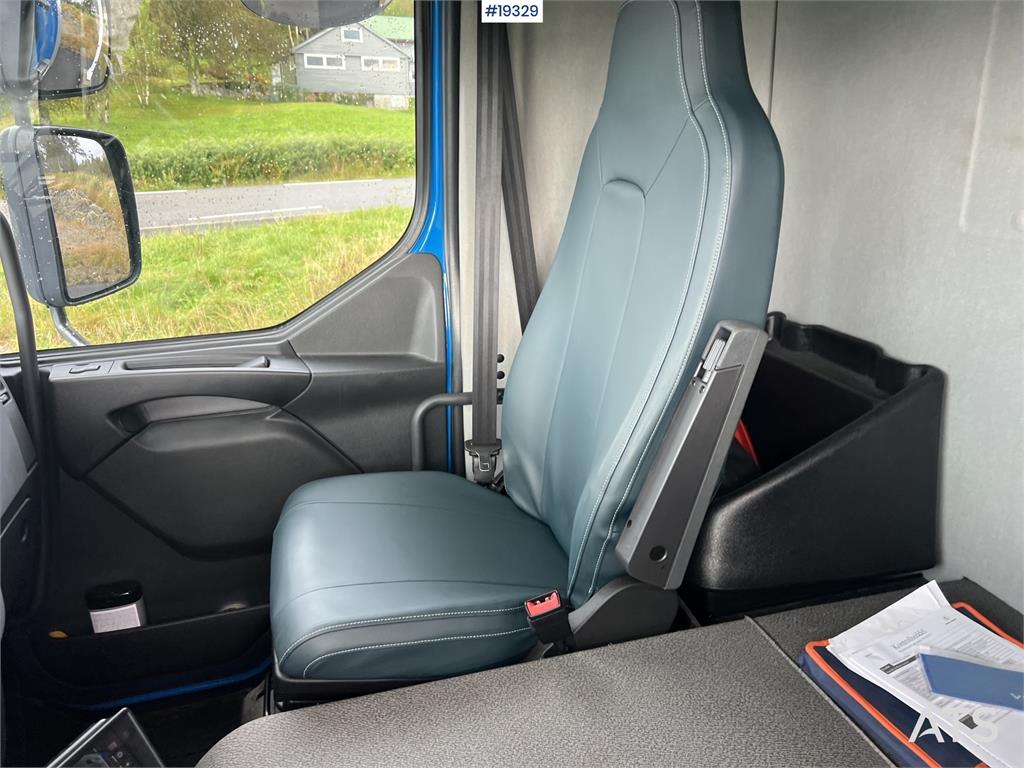 Volvo FL250 4x2 box truck w/ lift
