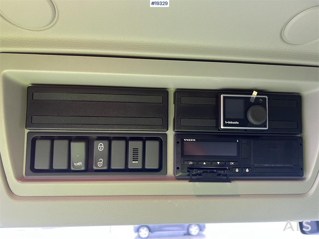 Volvo FL250 4x2 box truck w/ lift