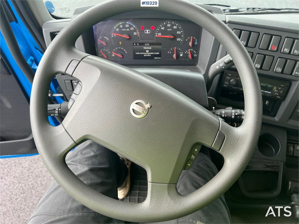 Volvo FL250 4x2 box truck w/ lift