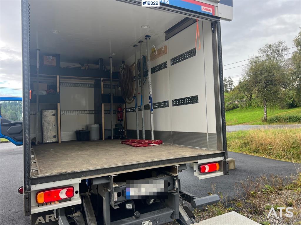 Volvo FL250 4x2 box truck w/ lift