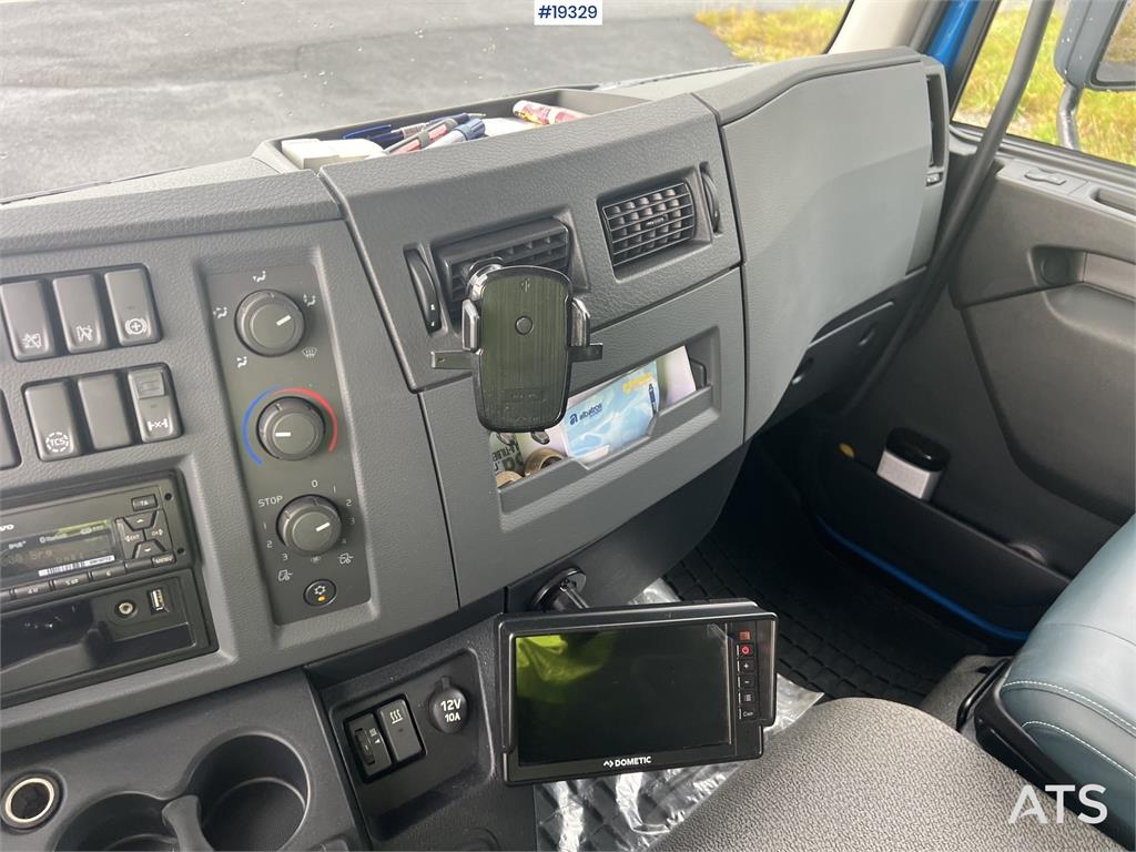 Volvo FL250 4x2 box truck w/ lift