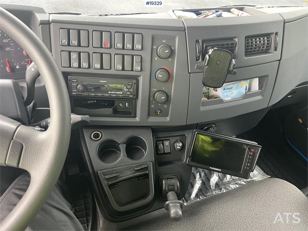 Volvo FL250 4x2 box truck w/ lift