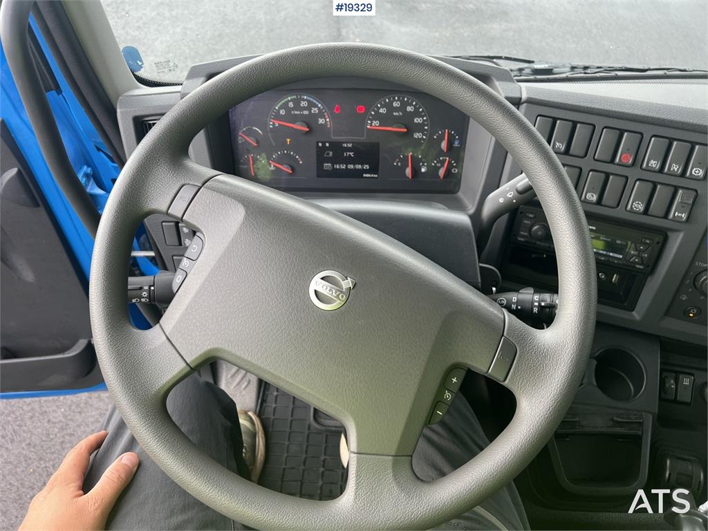 Volvo FL250 4x2 box truck w/ lift