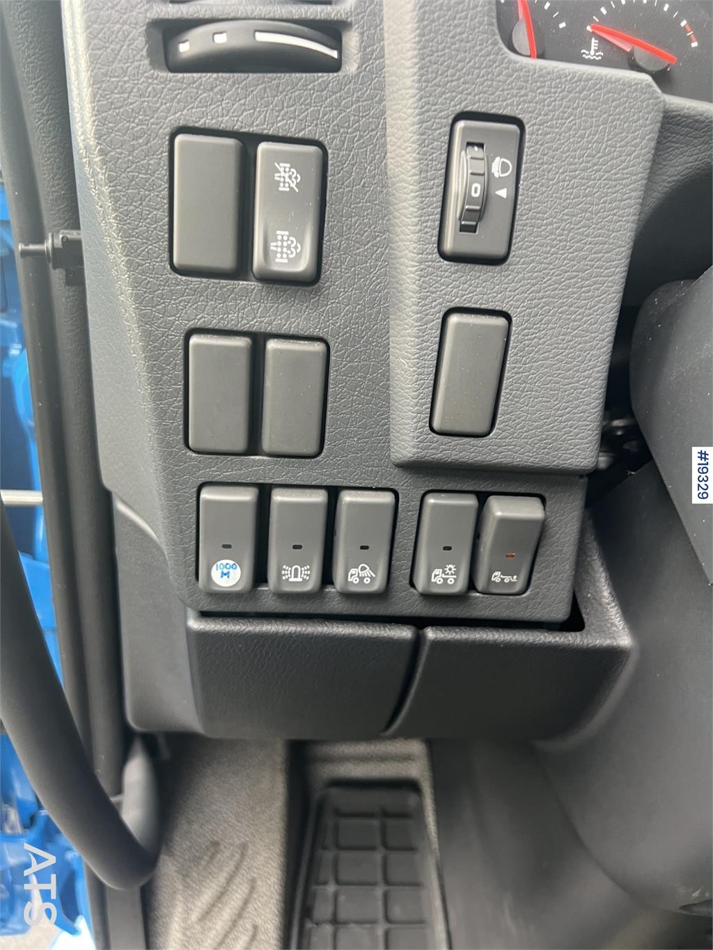 Volvo FL250 4x2 box truck w/ lift