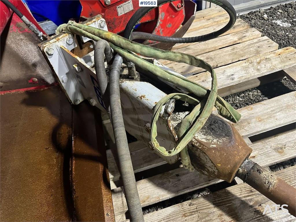 CASE CX50B excavator w/rototilt, hammer, grapple and 3