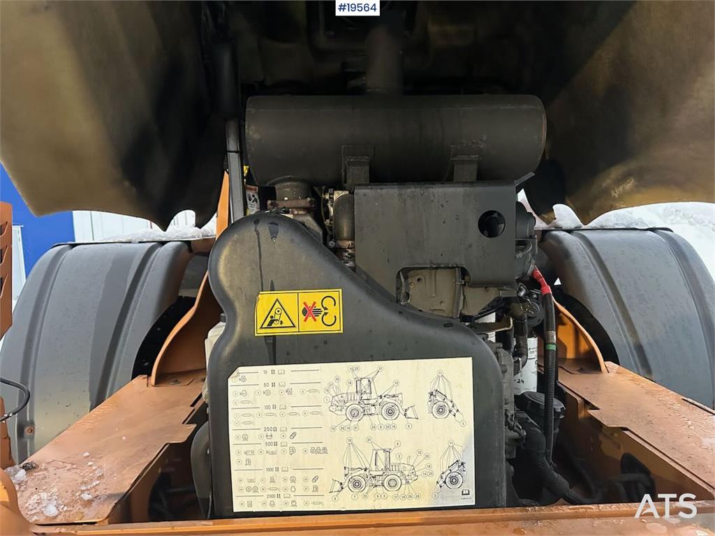 CASE 721E wheel loader w/ bucket. New scale and 2 sets