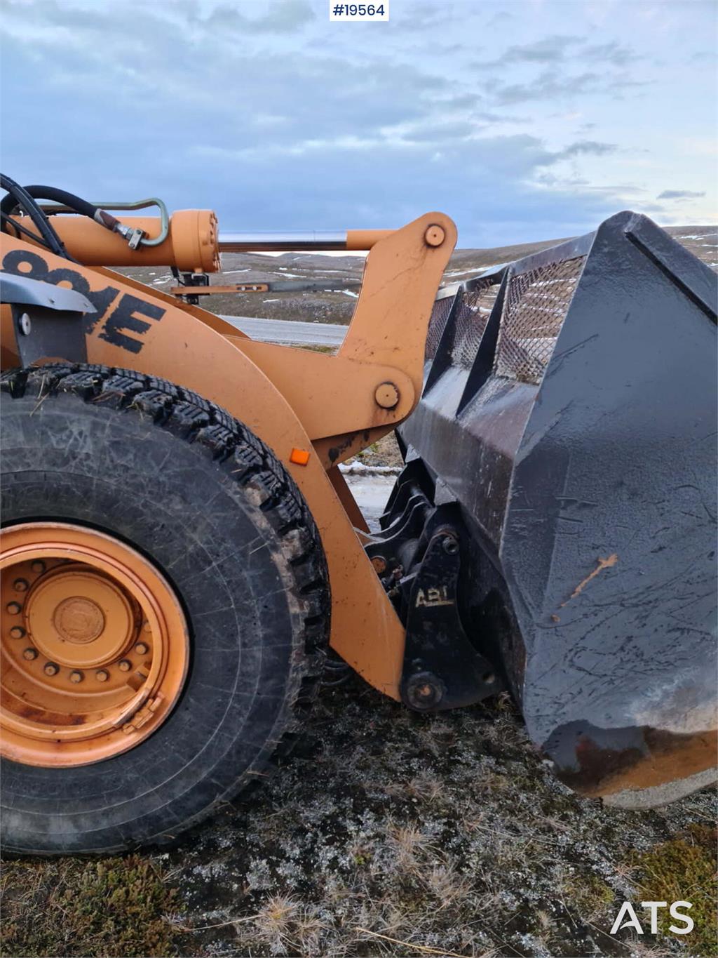 CASE 721E wheel loader w/ bucket. New scale and 2 sets