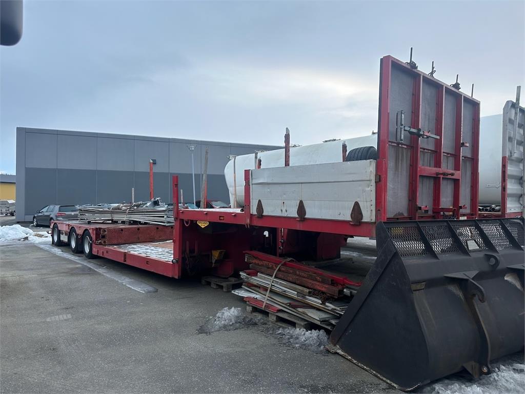 Broshuis 3 AUD-44 lowbed trailer.