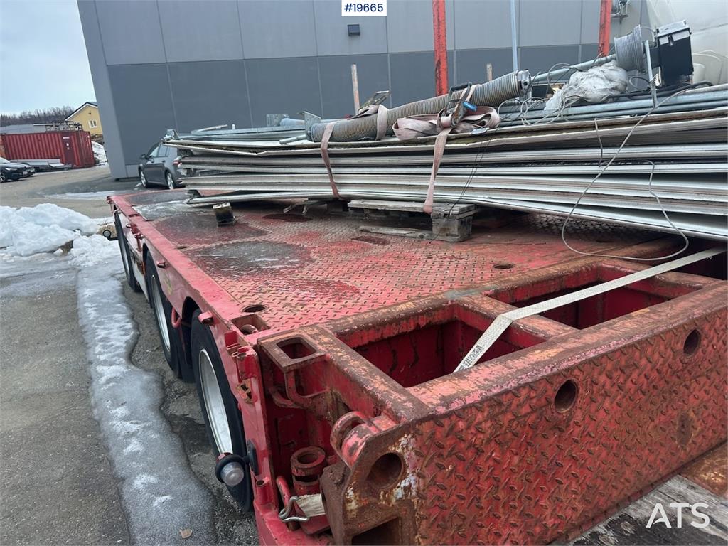 Broshuis 3 AUD-44 lowbed trailer.