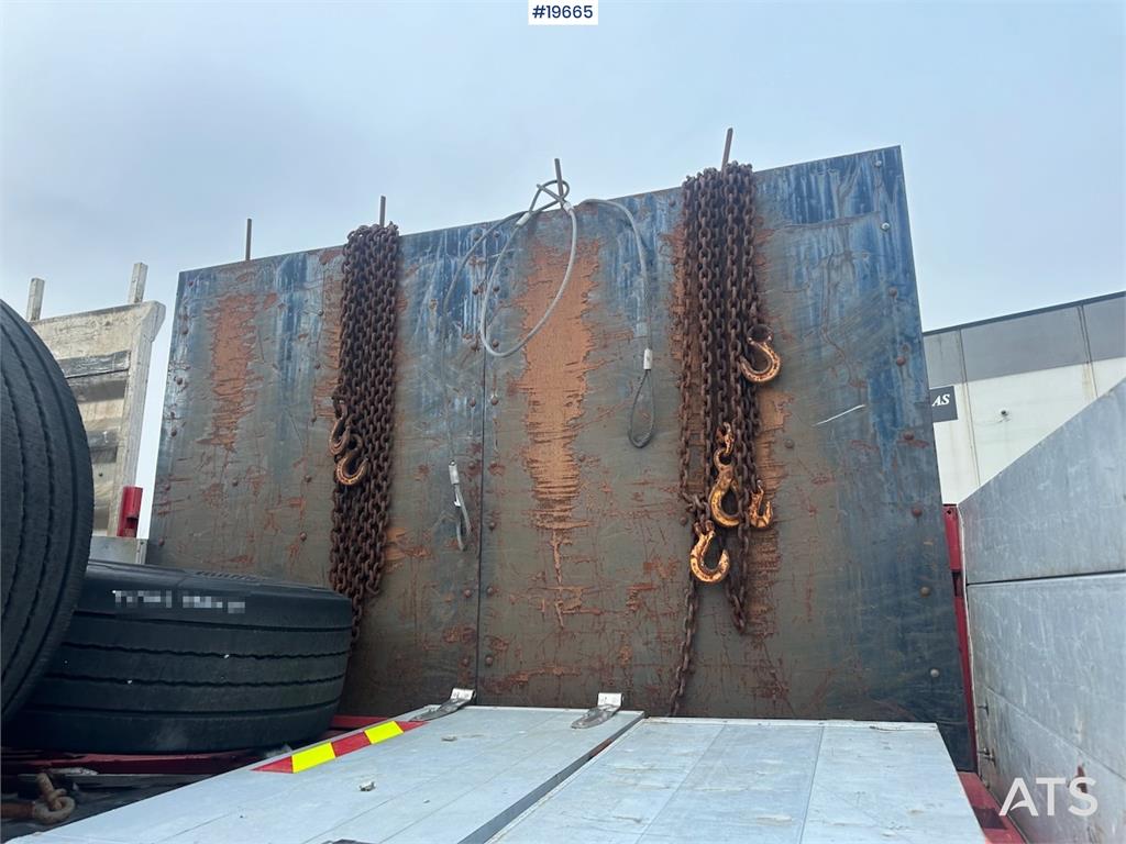 Broshuis 3 AUD-44 lowbed trailer.