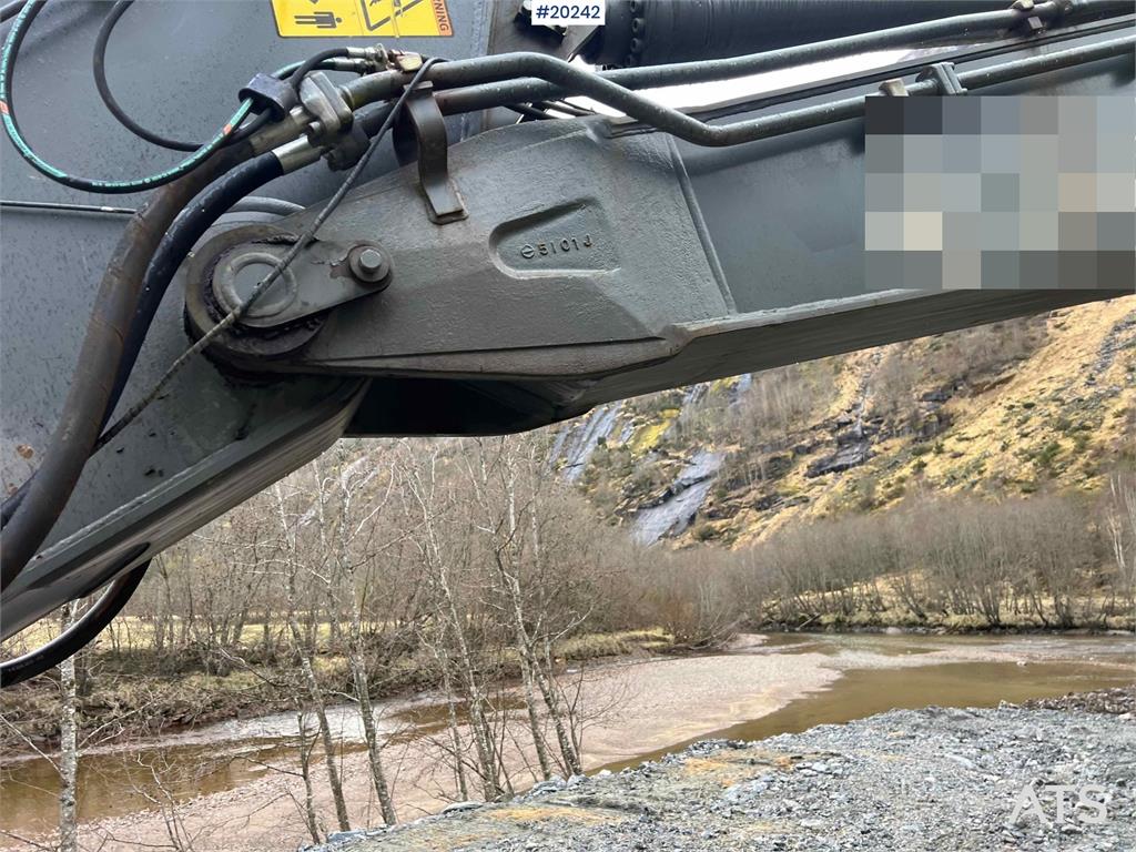 Volvo EC360 BLC excavator w/ Teeth bucket