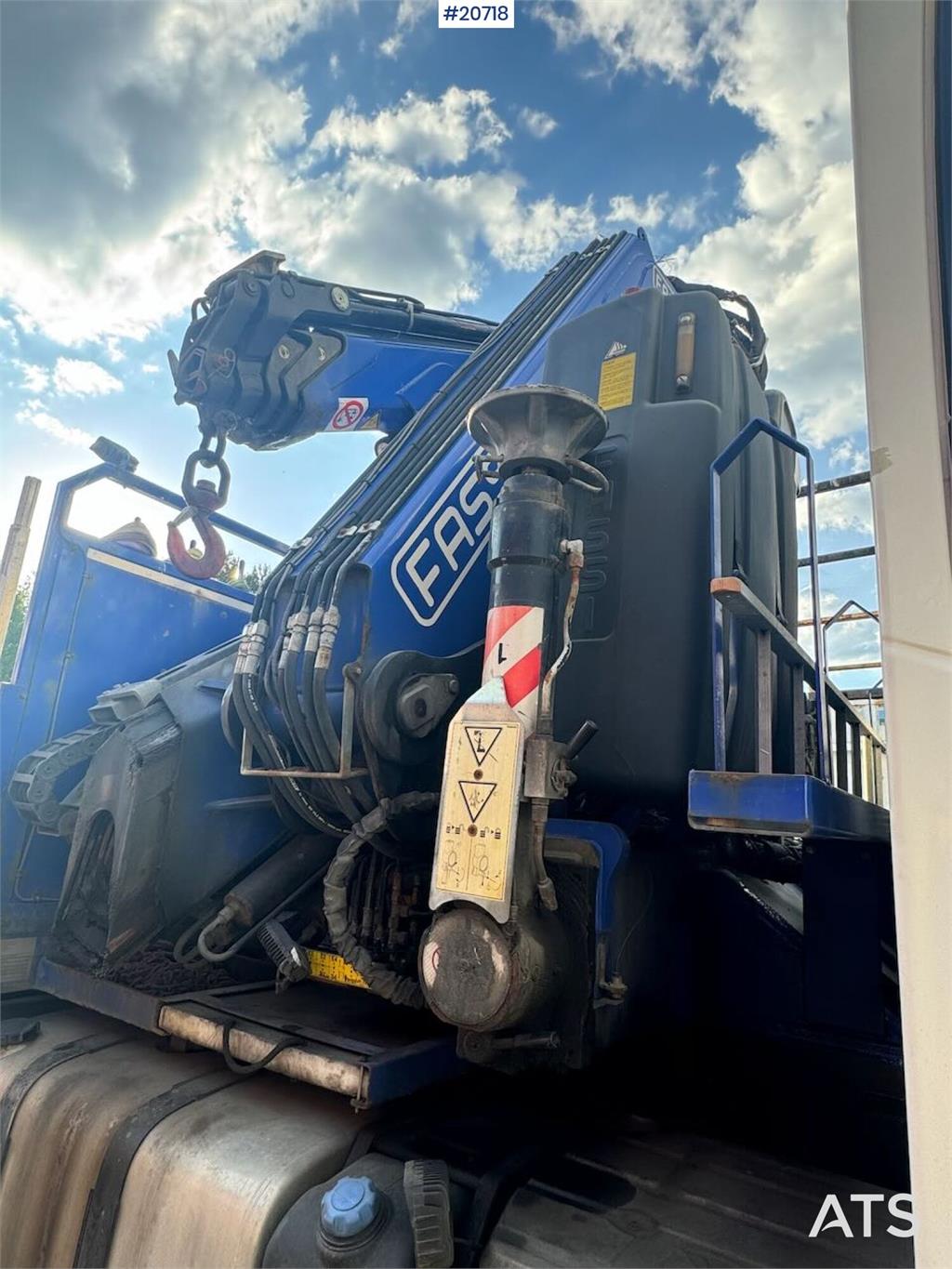 Volvo FH16 Tridem crane truck w/ 43 t/m Fassi crane