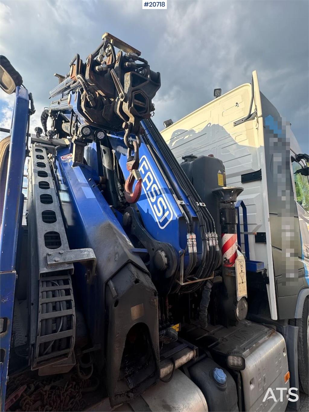 Volvo FH16 Tridem crane truck w/ 43 t/m Fassi crane