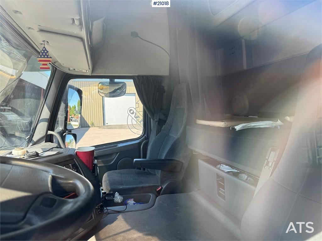 Volvo FM 370 box truck with full side opening!