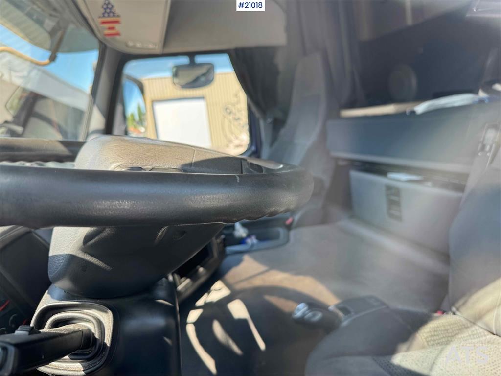 Volvo FM 370 box truck with full side opening!