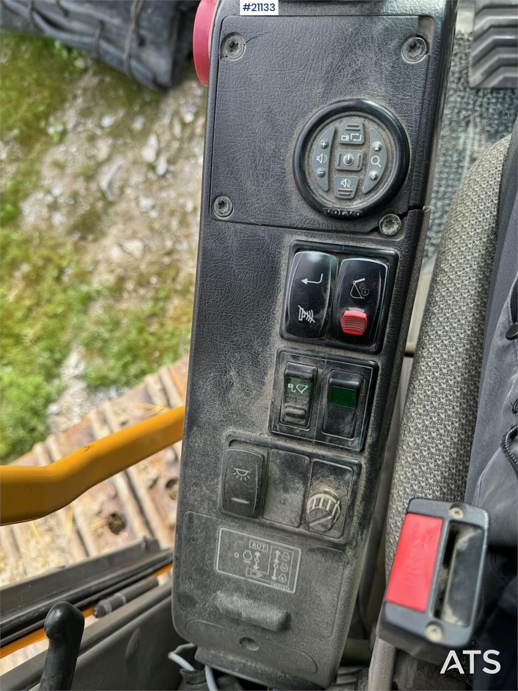 Volvo EC250DL Crawler excavator w/ bucket. Replaced chas