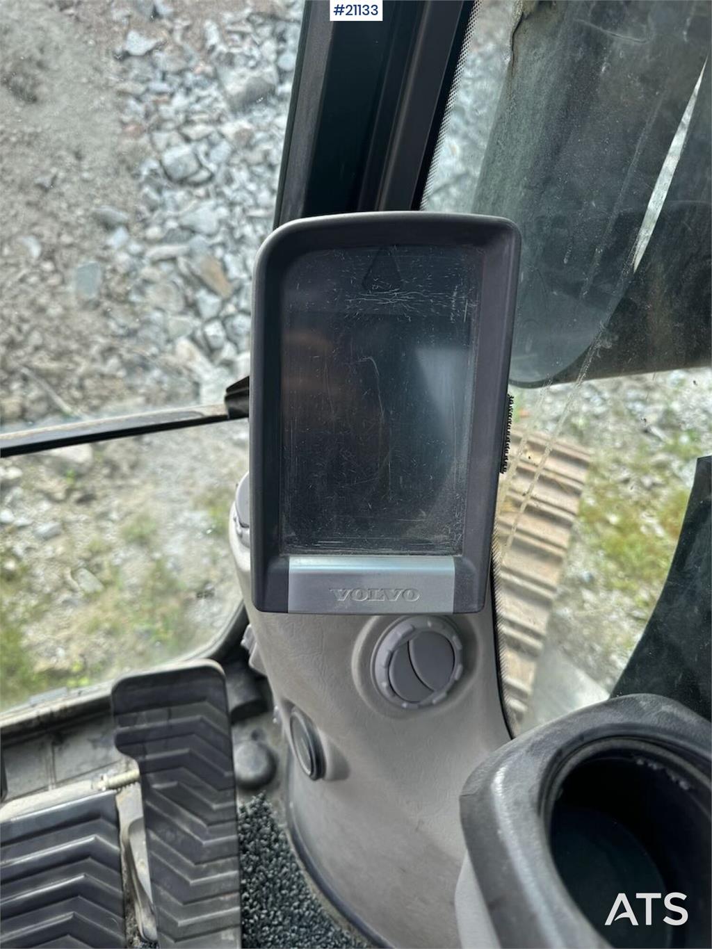 Volvo EC250DL Crawler excavator w/ bucket. Replaced chas