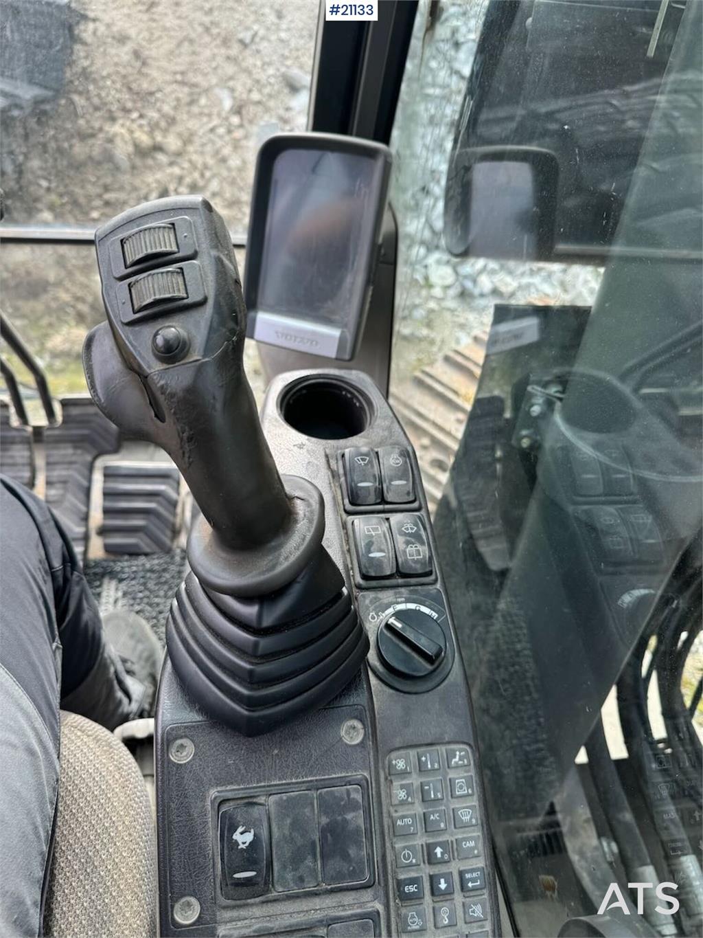 Volvo EC250DL Crawler excavator w/ bucket. Replaced chas