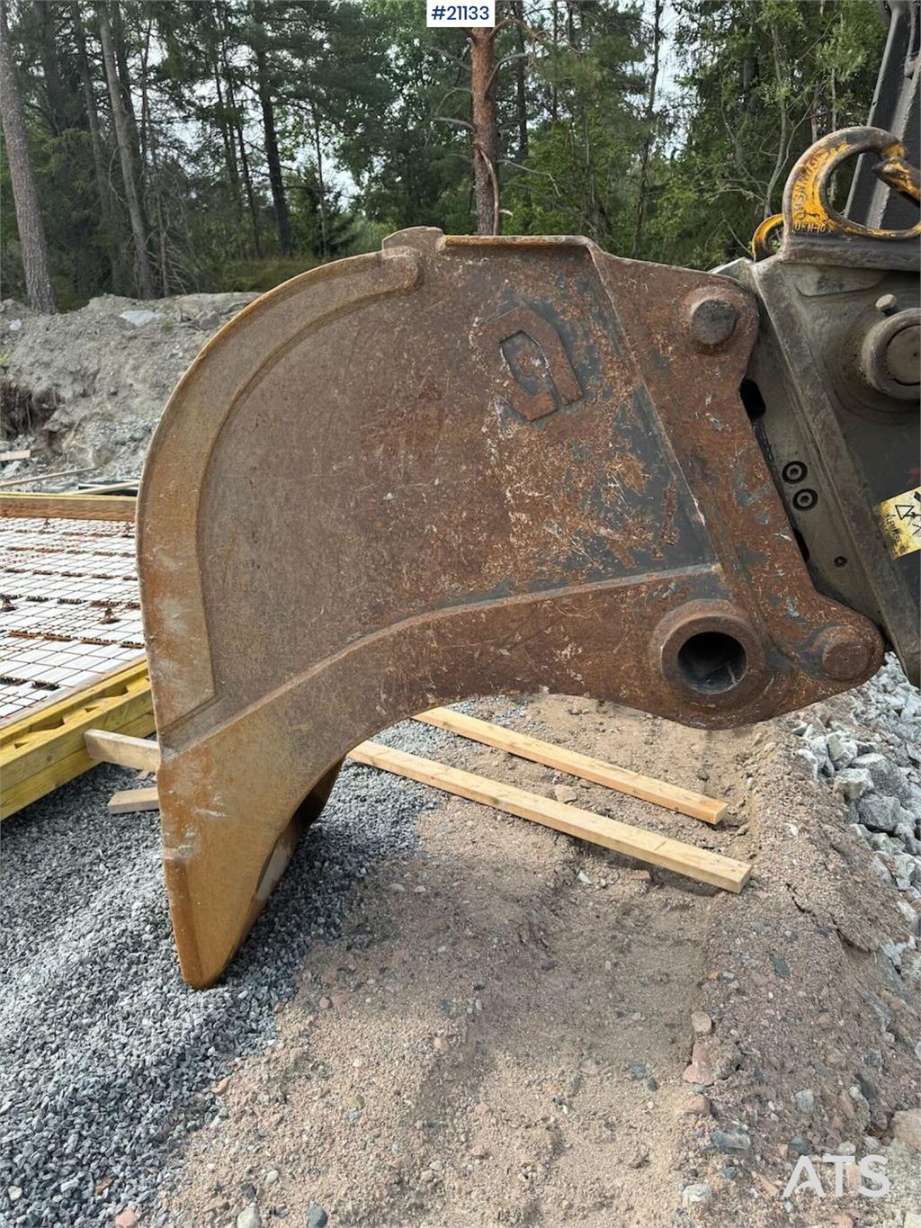 Volvo EC250DL Crawler excavator w/ bucket. Replaced chas