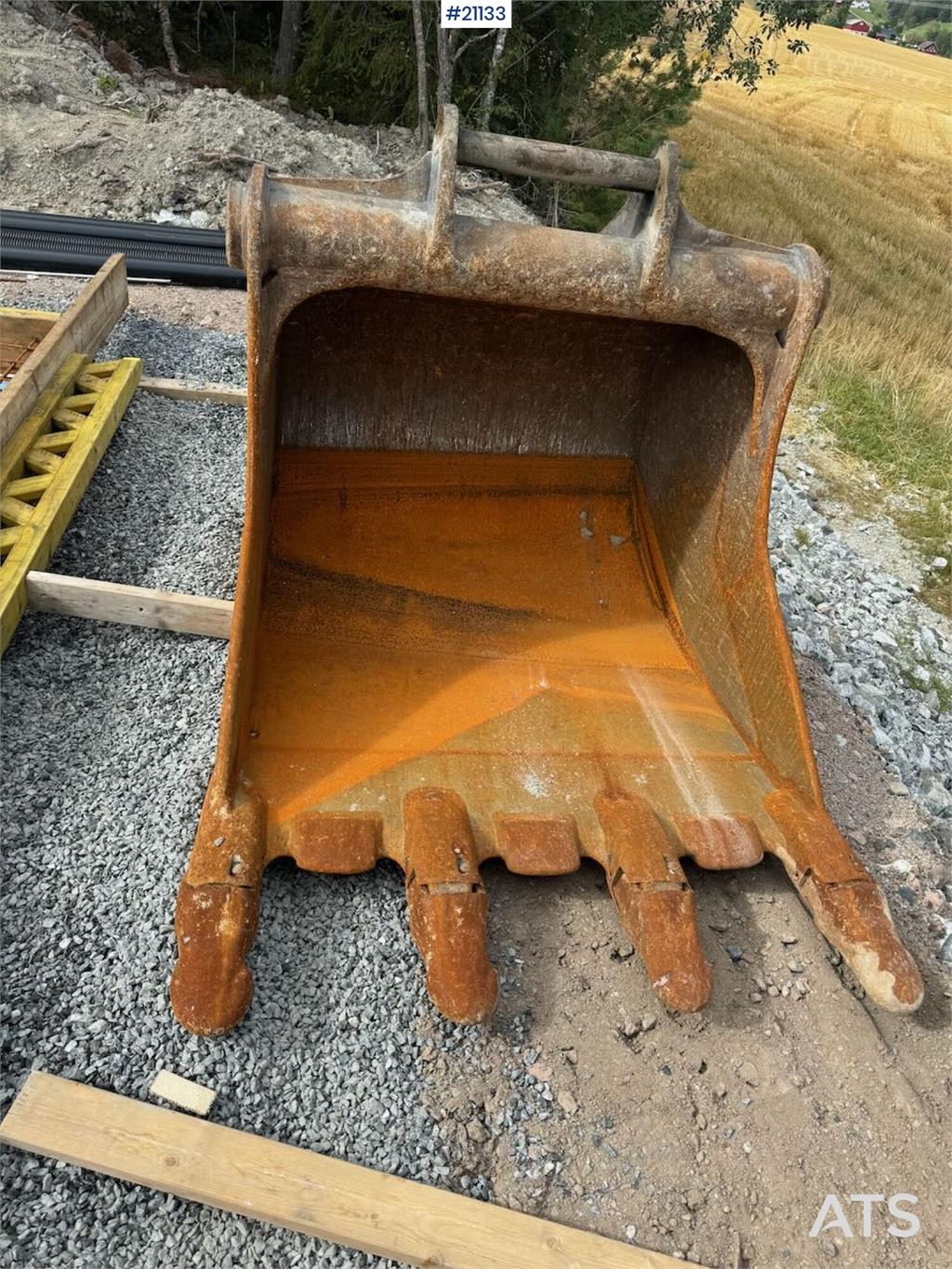 Volvo EC250DL Crawler excavator w/ bucket. Replaced chas