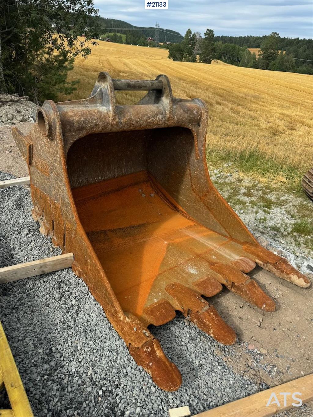 Volvo EC250DL Crawler excavator w/ bucket. Replaced chas