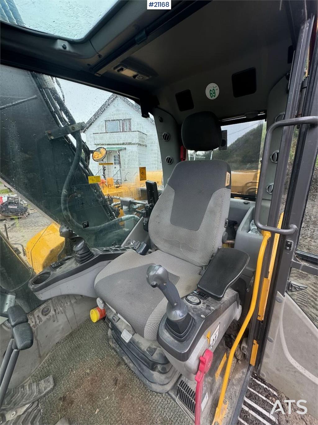 Volvo EC180DL Tracked excavator w/ tilt and 2 buckets.