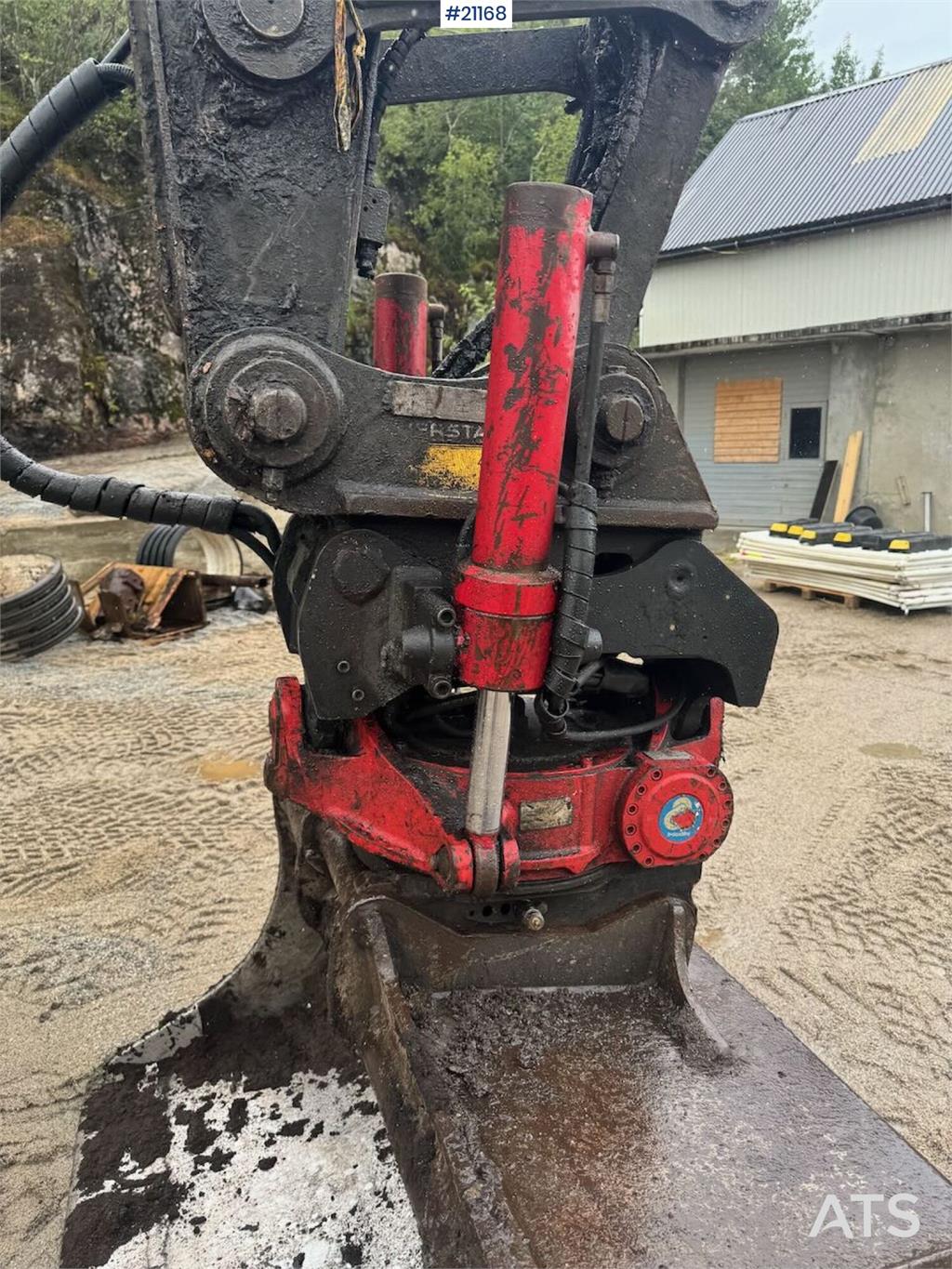 Volvo EC180DL Tracked excavator w/ tilt and 2 buckets.