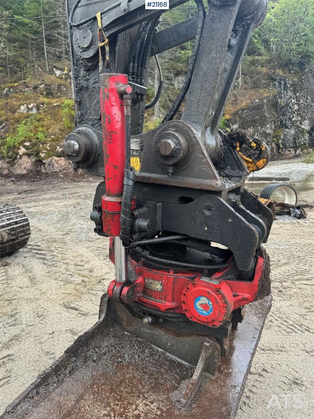 Volvo EC180DL Tracked excavator w/ tilt and 2 buckets.