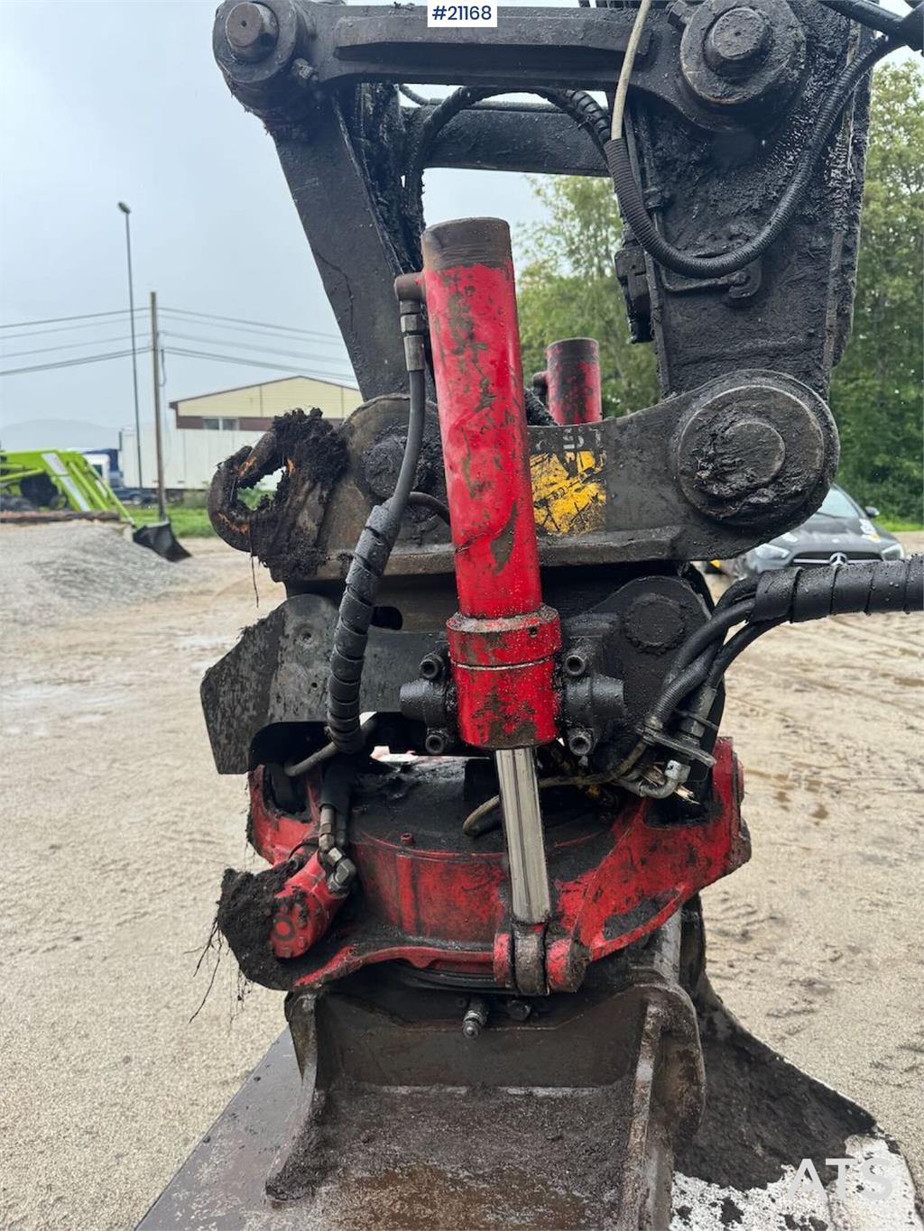 Volvo EC180DL Tracked excavator w/ tilt and 2 buckets.