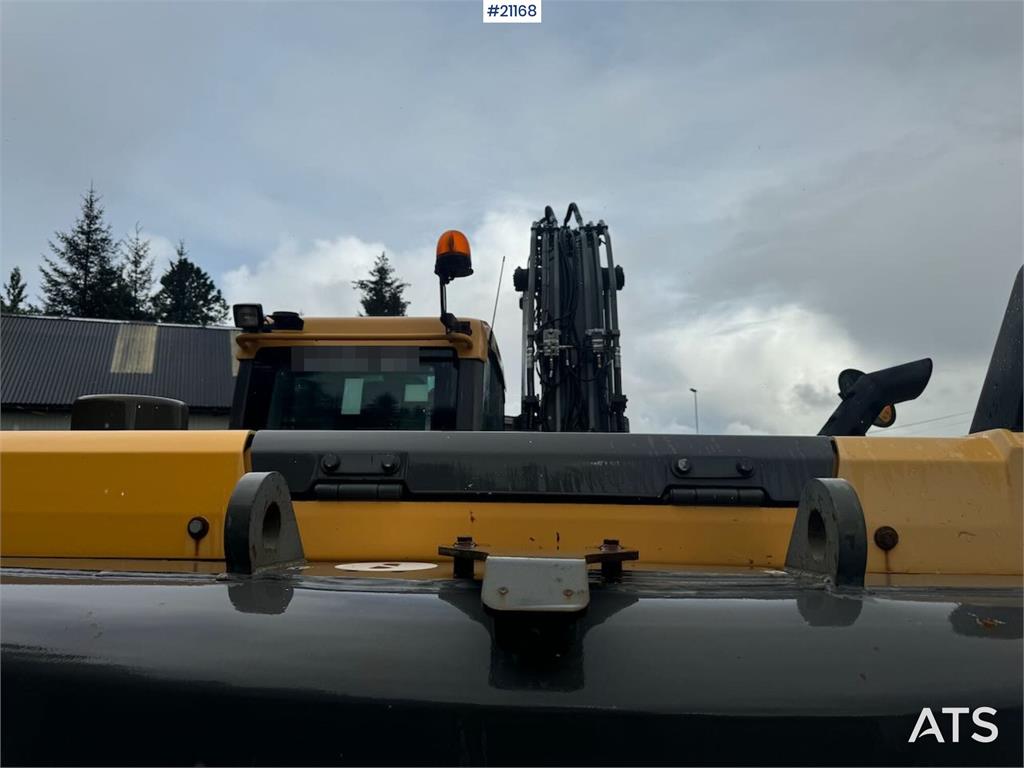 Volvo EC180DL Tracked excavator w/ tilt and 2 buckets.