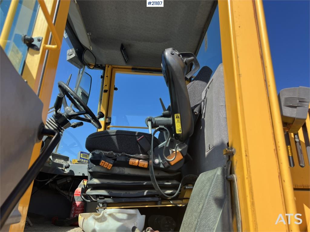 Volvo L120C wheel loader w/ bucket, scale and printer