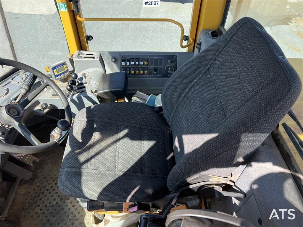 Volvo L120C wheel loader w/ bucket, scale and printer