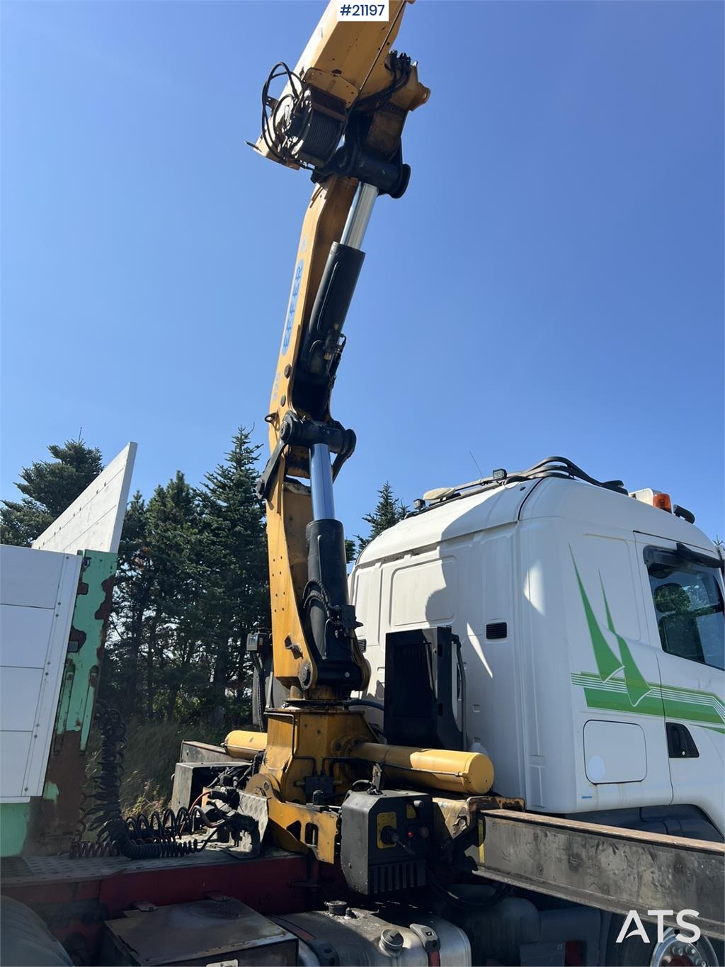 Scania R164 crane truck w/ 32t/m effer crane and 2004 mau