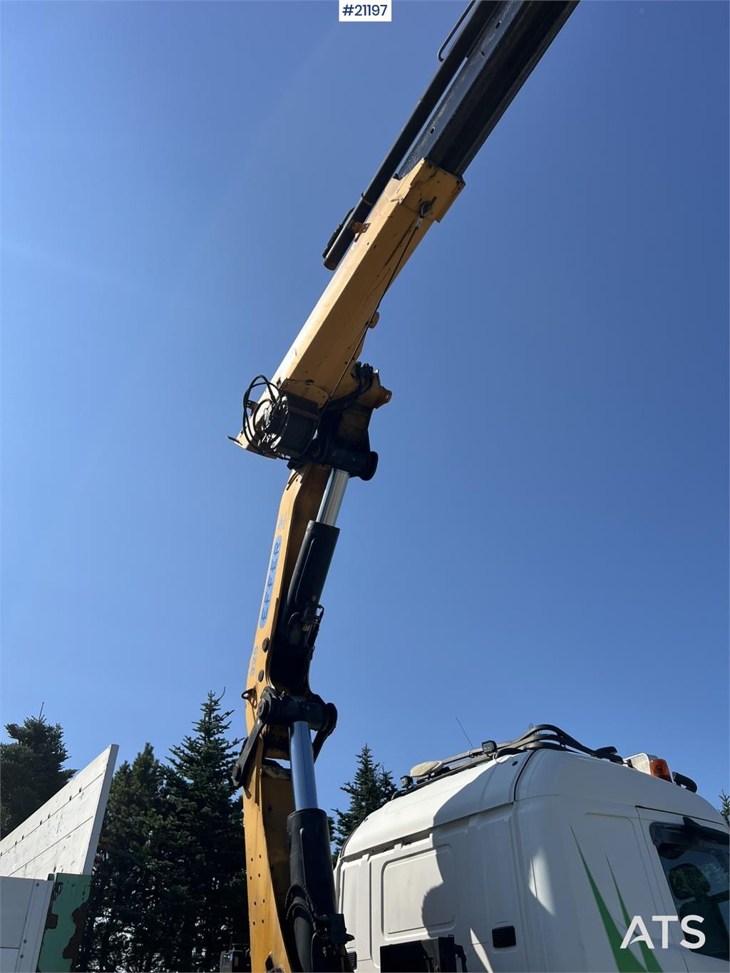 Scania R164 crane truck w/ 32t/m effer crane and 2004 mau