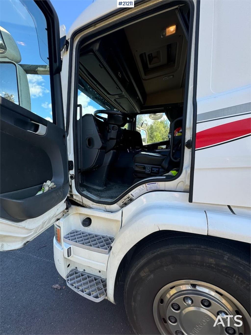 Scania P410 4x2 Box truck w/ full side opening and lift.
