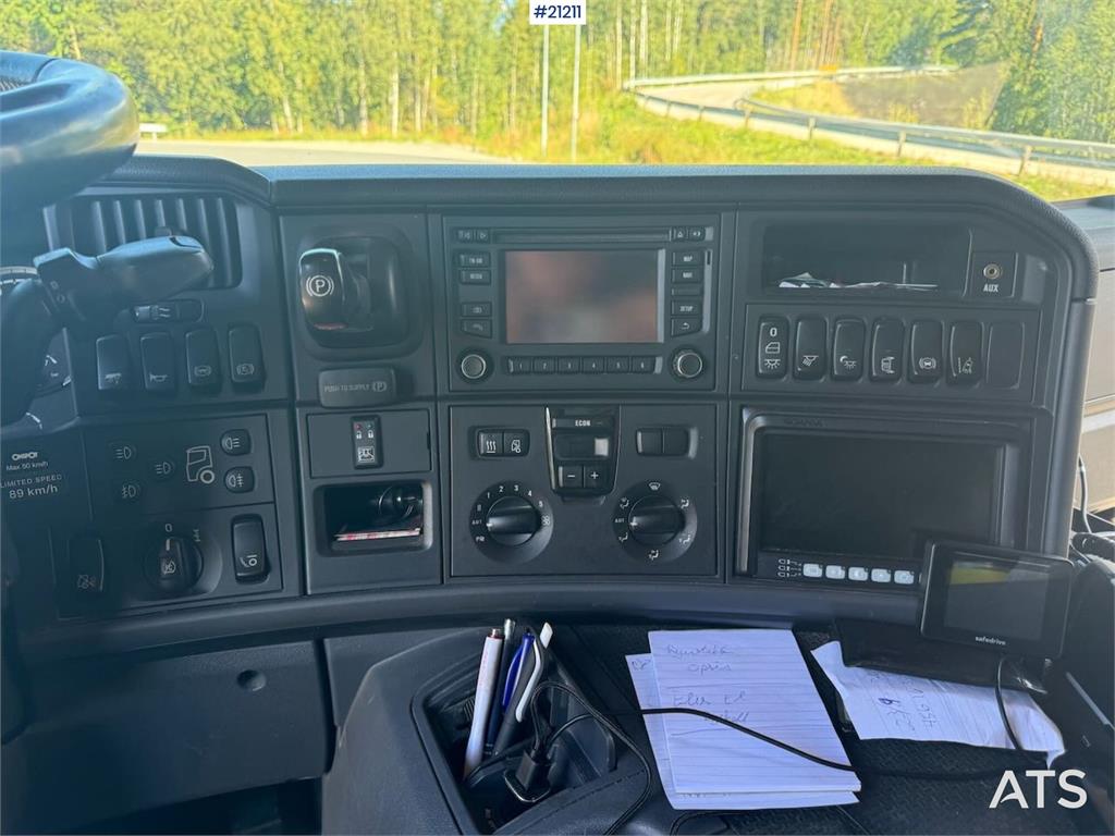 Scania P410 4x2 Box truck w/ full side opening and lift.
