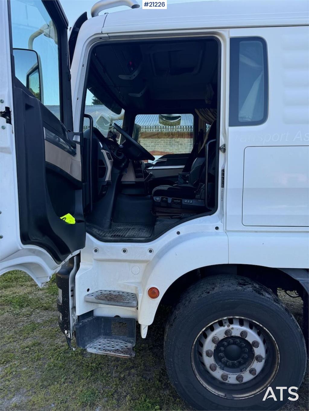 MAN TGM 4x2 Box truck w/ full side opening and lift. W