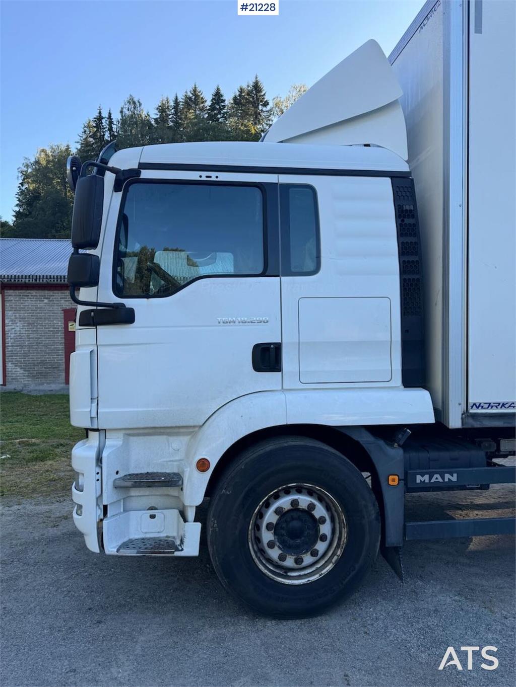 MAN TGM 18.290 4x2 Box truck w/ full side opening and