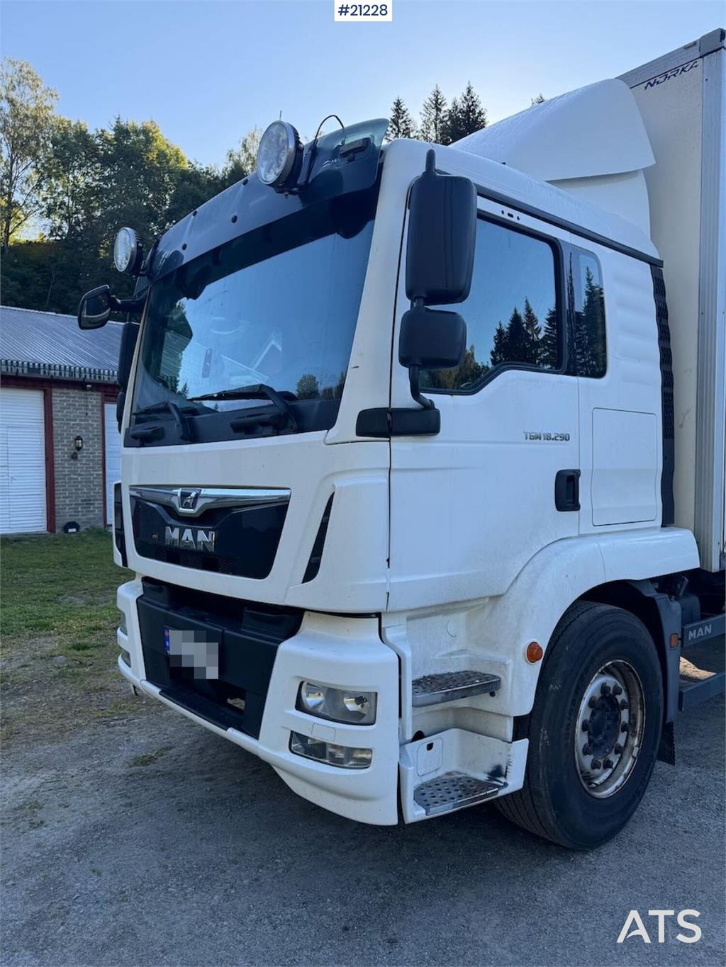 MAN TGM 18.290 4x2 Box truck w/ full side opening and